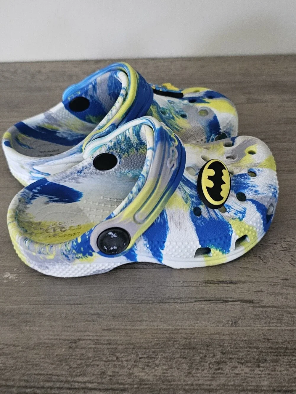 CROCS Kids Blue, Yellow & White Batman Charm Tie-Dye Clogs Baby Infant 6